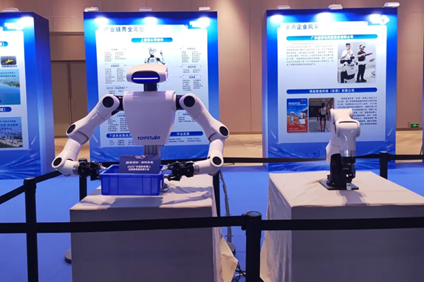 “小拓”遇見卡特彼勒：一場為重型裝備領(lǐng)域注入智能新動(dòng)能的跨界互動(dòng)